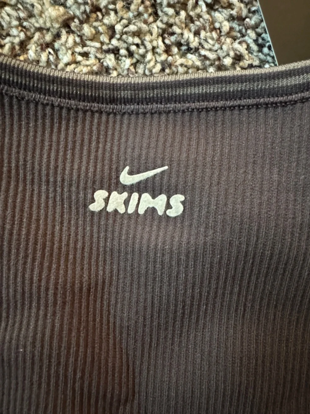 Skims Nike Ribbed Seamless Short Sleeve Top - Picture 3 of 4